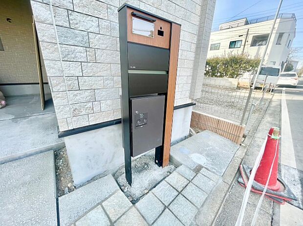 上質感漂う玄関へのアプローチ。居住者の帰り、訪れる方を優しく迎える・安らぎに満ちた生活空間を予感させる。健やかな暮らしを楽しめそう。