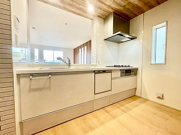 キッチン吊戸棚を無くす事によって、コミュニケーションを重視した設計に致しました。区画によって変わる一体感を、実際にご覧になって頂けましたらと思います。