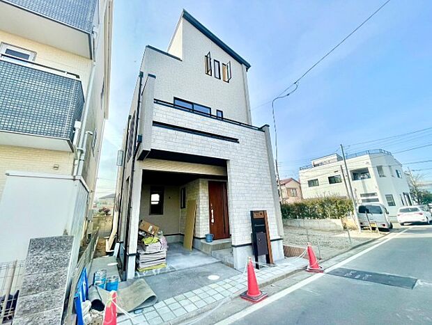 街に溶け合う美しい景観と、採光や風通しを考えて設計された間取り。近隣の視線を考え調整した窓位置など、外観だけでなく、住まうご家族の心地よさを最優先しました。