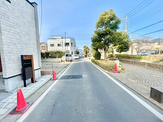 前面道路の日当たりの良い明るいお家。