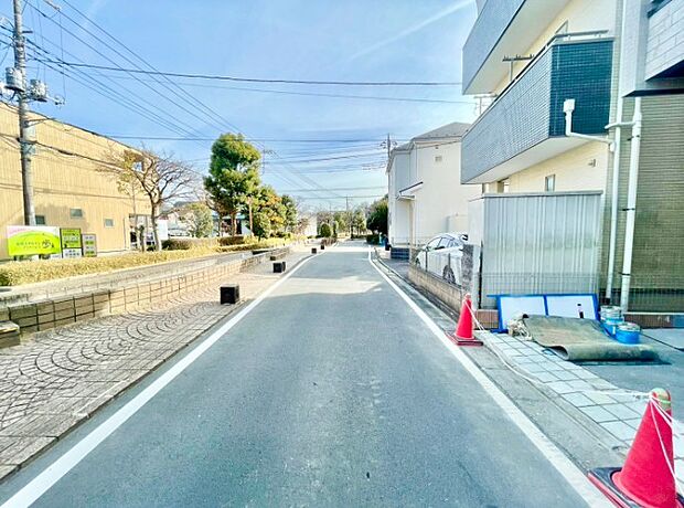 前面道路でお車を駐車するのも楽々。