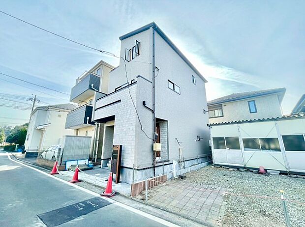 豊かで快適な暮らしを。ここから始まる「日常」はご家族にとってかけがえのない時間となります。少しでも豊かに、快適に。そんな想いから本邸宅は生まれました。