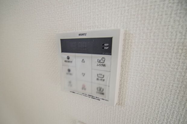 同仕様:【追い焚き機能付スイッチ】 追い焚きで消費されるガス代(もしくは電気代)と、お湯張りの費用を比較したところ、追い焚きがほぼ半額の値に。家計に優しい機能であることがわかります。