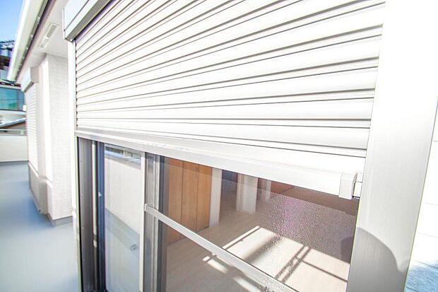 同仕様:【シャッター】 最近は特にセキュリティー意識が強くシャッターを希望されるお客様が多いです。