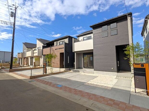 街に溶け合う美しい景観と、採光や風通しを考えて設計された間取り。近隣の視線を考え調整した窓位置など、外観だけでなく、住まうご家族の心地よさを最優先しました。