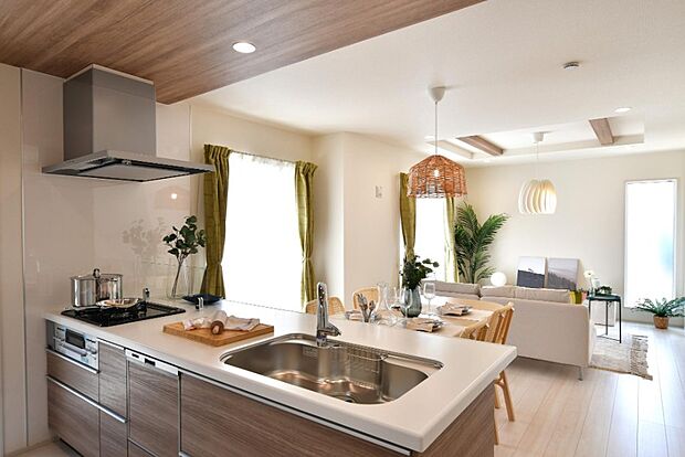 カウンターキッチンなら、リビングで遊ぶ子供の様子を見ながら料理ができるので安心です。料理を運んでもらったり、子供にお手伝いしてもらいやすいのもいいですね♪