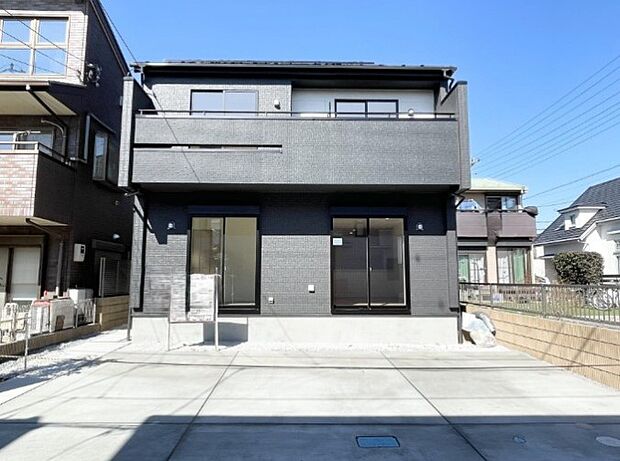 ゆったりとした駐車スペースを確保いたしましたので、大きめのお車でも駐車可能です。自転車やバイクなど、ゆとりのある敷地で置き場所に困ることはないでしょう。