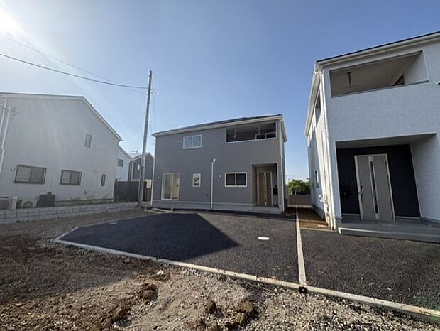 上質感漂う玄関へのアプローチ。居住者の帰り、訪れる方を優しく迎える・安らぎに満ちた生活空間を予感させる。健やかな暮らしを楽しめそう。