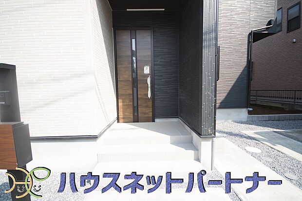 玄関の扉を開けるとそこは家族の待つお家。笑い声が聞こえてきそう。