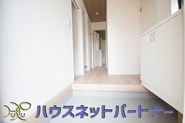 玄関扉を開くとゆったりとした空間。この感動を現地で是非体感してみて下さい。