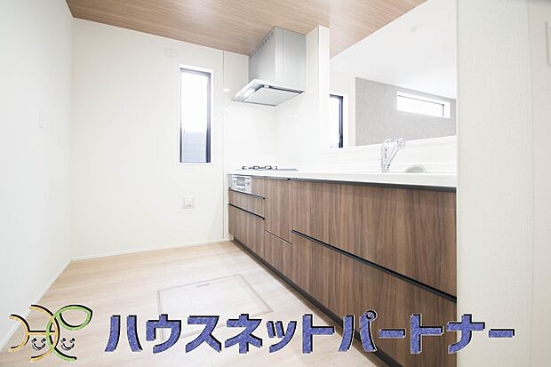 家族の様子を見ながらキッチンでお料理。一日の出来事を会話しながらの家事は嬉しいコミュニケーション。