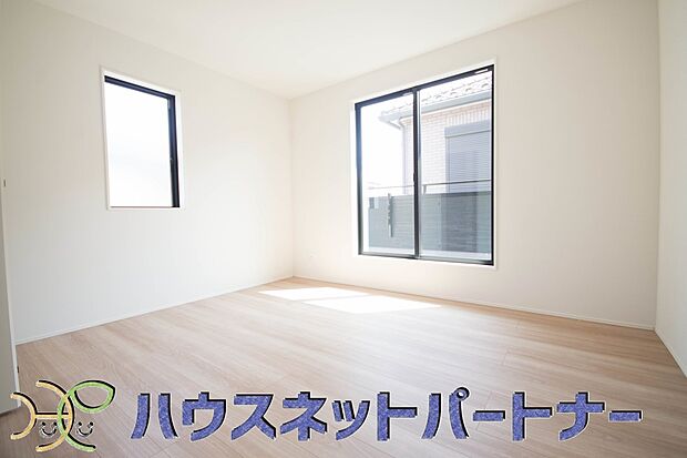 明るい窓のあるお部屋は子供部屋にぴったり。可愛い家具で素敵なお部屋に。