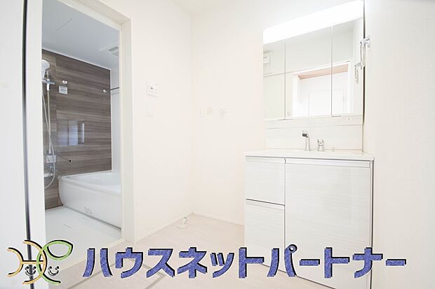 明るい清潔感のある洗面所は、鏡も大きくシンクが広々。朝の支度も楽にこなせます。
