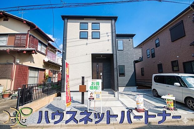 堂々たる趣ながら、主張し過ぎずどこか余裕を感じさせるシャープなフォルムで佇む邸宅は、晴天の空と照らし合わせる事で、本来あるべき完成形の姿を見せてくれます。