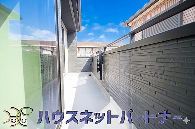 太陽の光が燦々と降り注ぐ広さのあるバルコニーで毎日のお洗濯も快適に。太陽は心を元気にしてくれますよね。