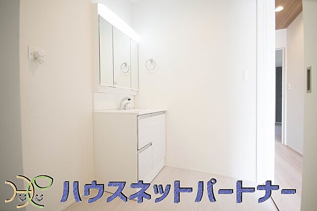 洗面室のある脱衣所は広々。脱いだお洋服をそのままお洗濯。