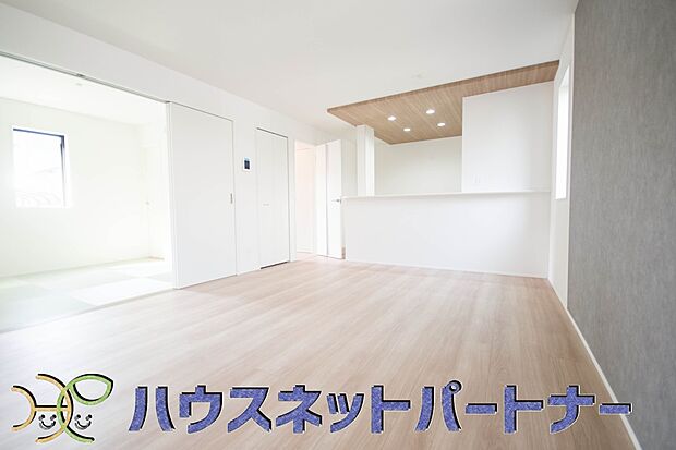 リビングは、食事スペースと寛げる場所設けてもまだ余裕の広さ。明るい光が照らしてくれます。