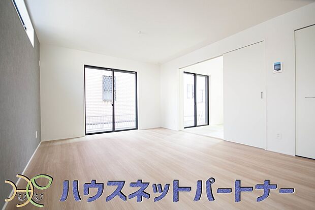 明るく開放的なダイニング。家族とのコミュニケーションが取りやすく、みんなの笑顔が溢れます