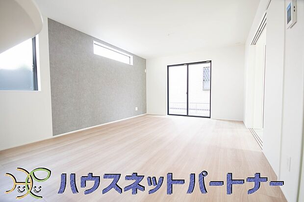 カウンターキッチンなら、リビングで遊ぶ子供の様子を見ながら料理ができるので安心です。料理を運んでもらったり、子供にお手伝いしてもらいやすいのもいいですね♪