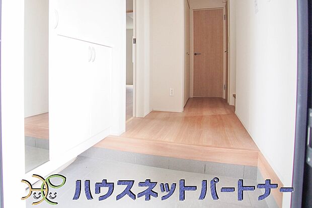 ミラー付シューズボックス。背の高いシューズボックスは、スタンドミラーにもなって全身のコーディネートチェックが可能。朝の身だしなみチェックに最適です。