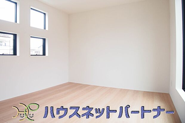 ベッドを置いて主寝室をイメージ。それでも広々してますね。