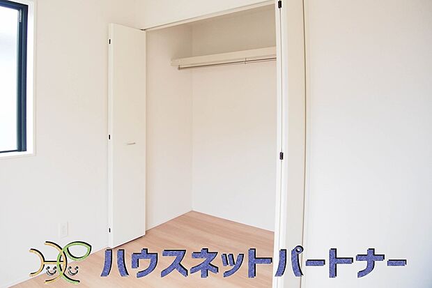 壁面クローゼットのメリットは、衣類が横一列に並ぶためひと目で洋服が選びやすいこと。衣類をたくさんお持ちの方も、限られたスペース内に無理なく収納することができます。