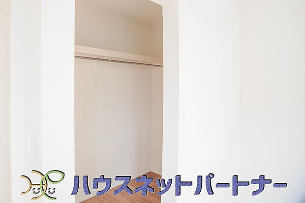 ウォークインクローゼットのメリットは、衣類の他、バッグやアクセサリーなど、身につけるものを一部屋に集めて管理できること。必要なときに見つけやすいです。