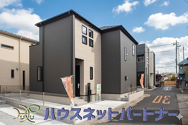 前面道路でお車を駐車するのも楽々。