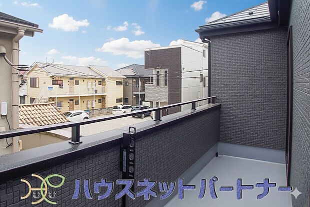 ワイドなバルコニーはお洗濯だけではもったいない。季節のお野菜を育てるのもいいですね。プランターを置いてハーブを育ててみてはいかがですか。