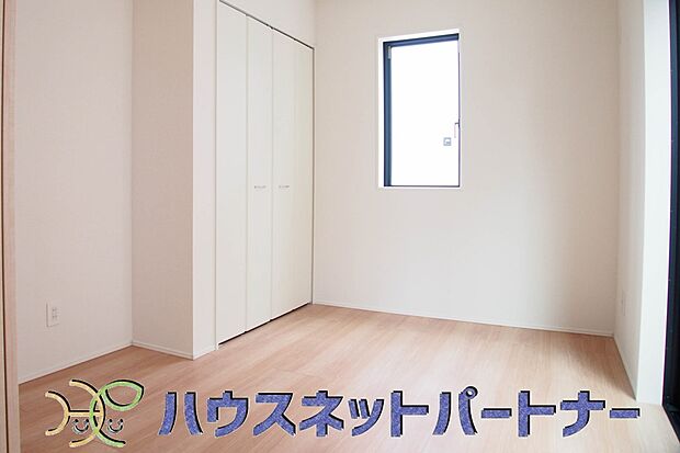 【リビング隣の洋室】 リビングの続き間としても利用できる洋室。普段は子供の遊び場やご両親様のお部屋として、急な来客の場合は襖を締め切り客間としても利用可能。