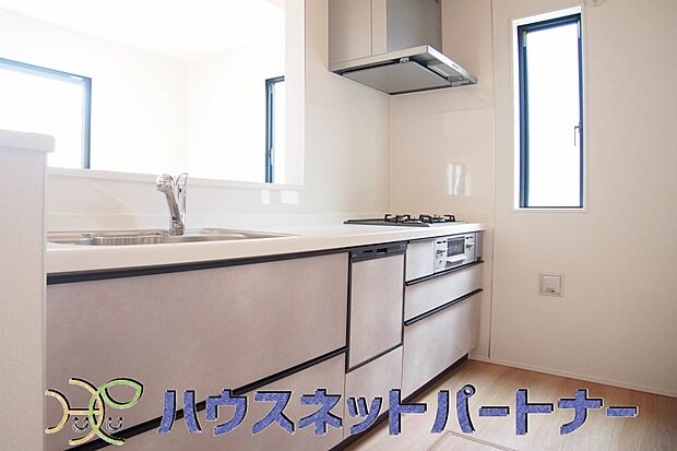 キッチン吊戸棚を無くす事によって、コミュニケーションを重視した設計に致しました。区画によって変わる一体感を、実際にご覧になって頂けましたらと思います。