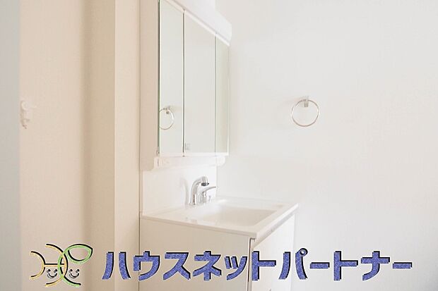 家族全員が使う洗面化粧台。手に取りたいものがさっと取り出せて身支度が快適にできます。1日のスタートを心地よく始めるには、スムーズに心地よく準備できる洗面化粧台がいいですよね。