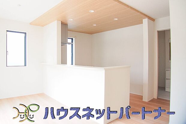 雑誌の一コマのようなダイニングキッチン。収納も豊富で機能的です。