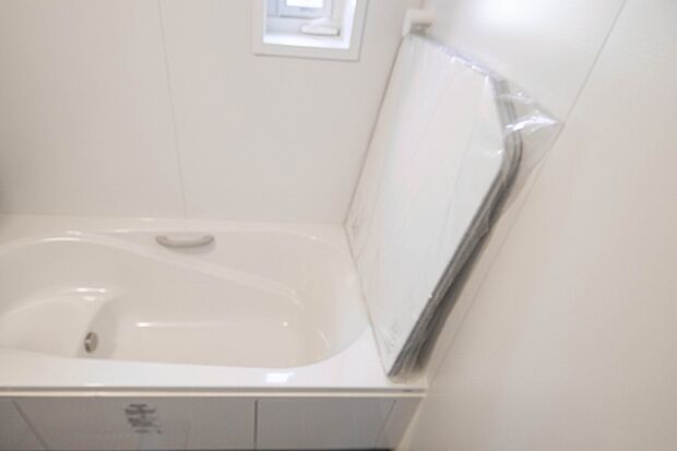 柔らかな曲線で構成されたバスタブが心地よさをもたらします。