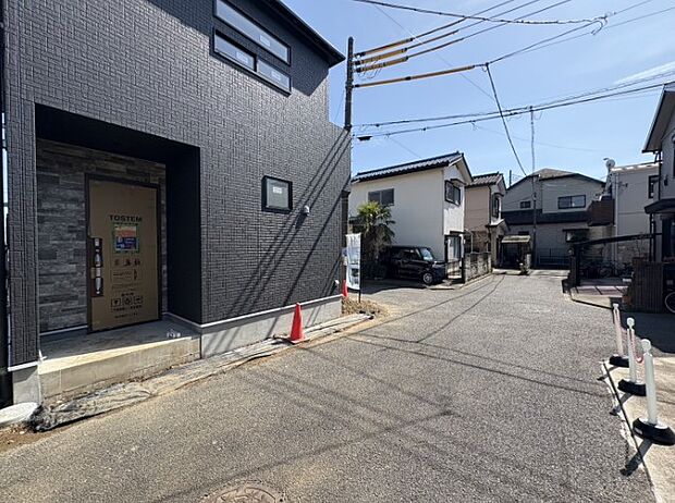 前面道路の日当たりの良い明るいお家。