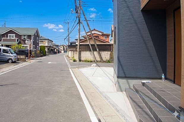 街に溶け合う美しい景観と、採光や風通しを考えて設計された間取り。近隣の視線を考え調整した窓位置など、外観だけでなく、住まうご家族の心地よさを最優先しました。