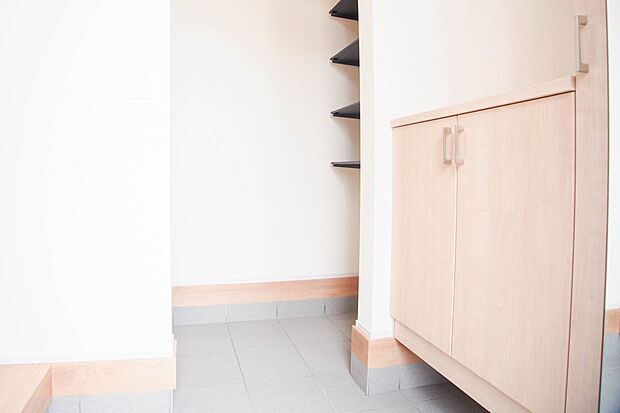 玄関扉を開くとゆったりとした空間。この感動を現地で是非体感してみて下さい。