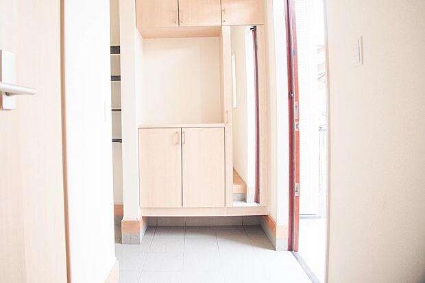 物の高さや大きさにより自由に高さを調整できる可動棚。入れたいものに合わせてアレンジできるので収納場所が自然と定まり、整理整頓も楽々行えます。