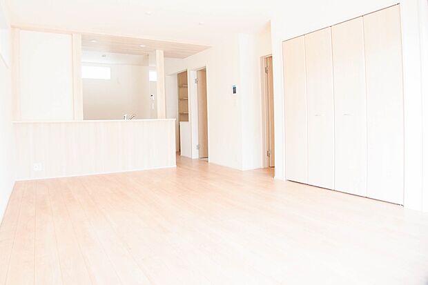 明るく開放的なダイニング。