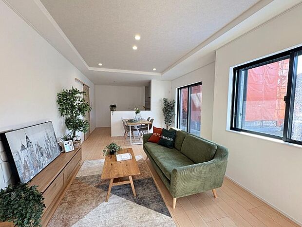 明るい日差し入るリビングは、お友達を招きパーティーが楽しめる広さですよ。