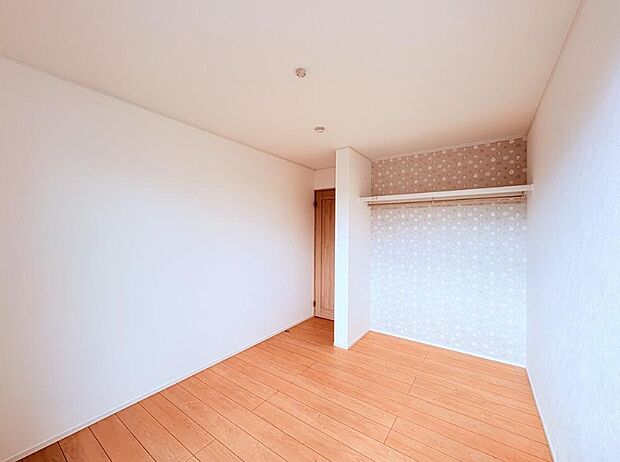 ベッドを置いて主寝室をイメージ。それでも広々してますね。