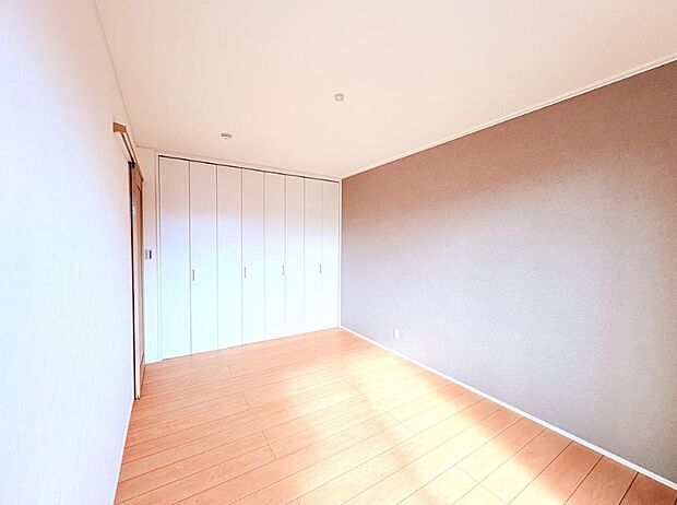 明るい窓のあるお部屋は子供部屋にぴったり。可愛い家具で素敵なお部屋に。