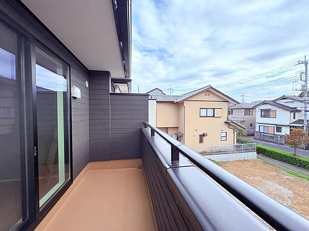 朝の澄んだ空気や、夕方に吹く清々しい風を五感で感じられるバルコニー。住まいの中で唯一屋外にあって、本当の自然を感じられるスペースです。