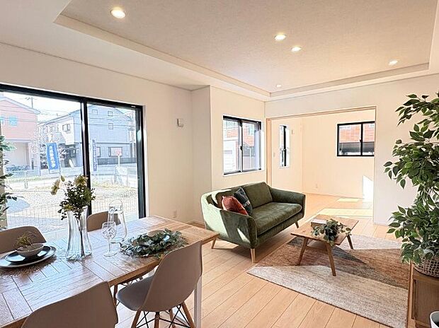 忙しい朝でも家族揃って食事をして頂ける、ゆとりある大きさのダイニングスペース。奥様の手料理をカウンター越しに受けとって頂き、テーブルで囲む素敵な時間を存分にお愉しみ下さい。