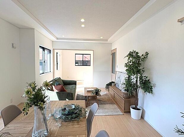 うららかな陽射しがどのお部屋にも降り注ぎますように、快適さを追求した間取設計。得難い立地環境での生活を恵みの豊かな永住の地へと変えてくれます。