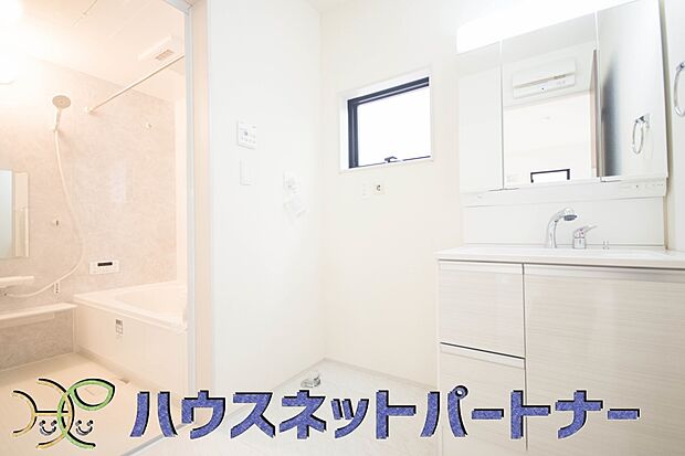 大きく見やすい三面鏡で清潔感ある洗面台は、身だしなみチェックや肌のお手入れに最適です。何かと物が増える場所だからこそ、スッキリと見映えの良い空間に拵えました。