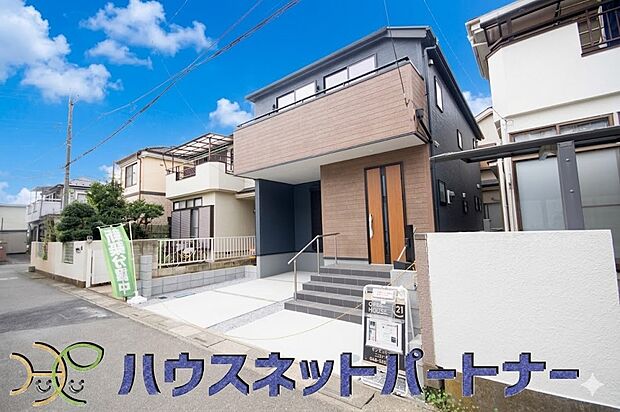 堂々たる趣ながら、主張し過ぎずどこか余裕を感じさせるシャープなフォルムで佇む邸宅は、晴天の空と照らし合わせる事で、本来あるべき完成形の姿を見せてくれます。