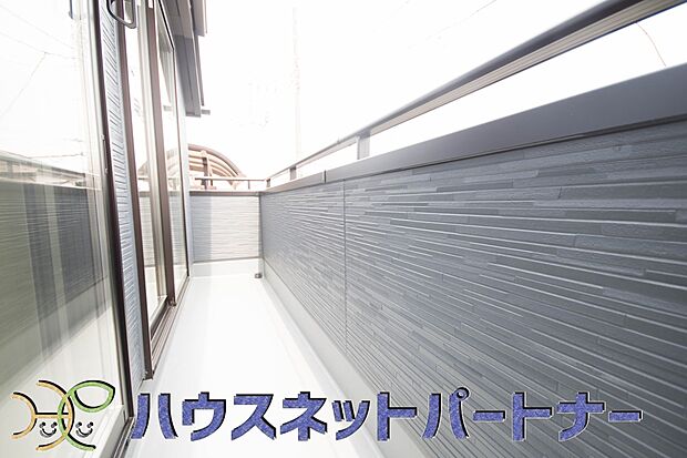 朝の澄んだ空気や、夕方に吹く清々しい風を五感で感じられるバルコニー。住まいの中で唯一屋外にあって、本当の自然を感じられるスペースです。