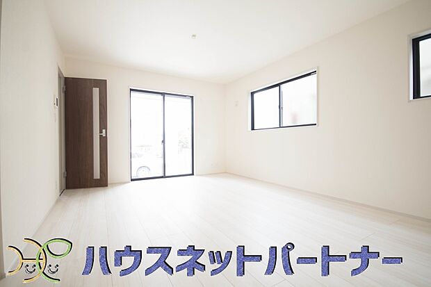 リビングは、食事スペースと寛げる場所設けてもまだ余裕の広さ。明るい光が照らしてくれます。