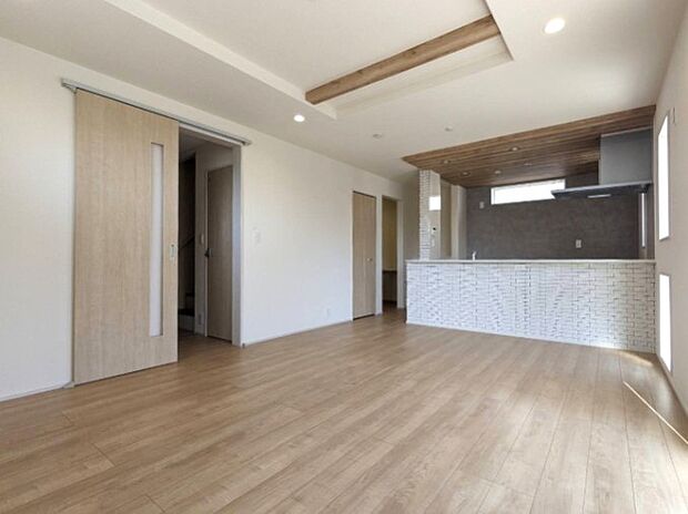 明るく開放的なダイニング。家族とのコミュニケーションが取りやすく、みんなの笑顔が溢れます。